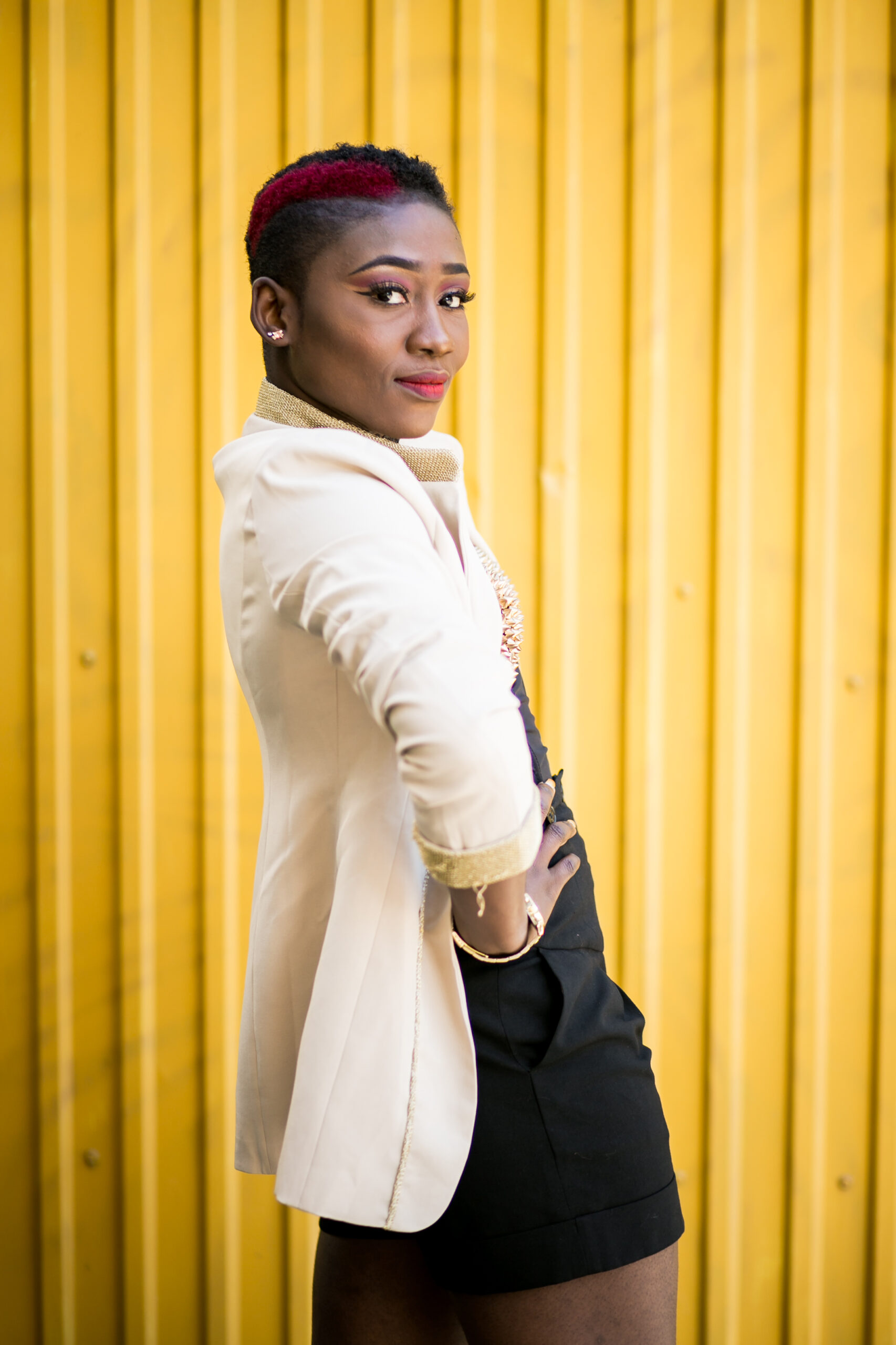 earnings-technics-career-casual-suit-talking